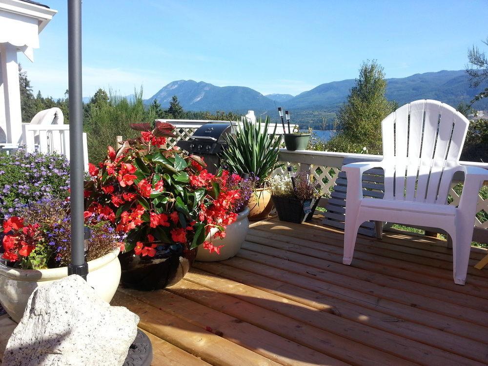Hotel Above The Inlet Sechelt Exterior foto