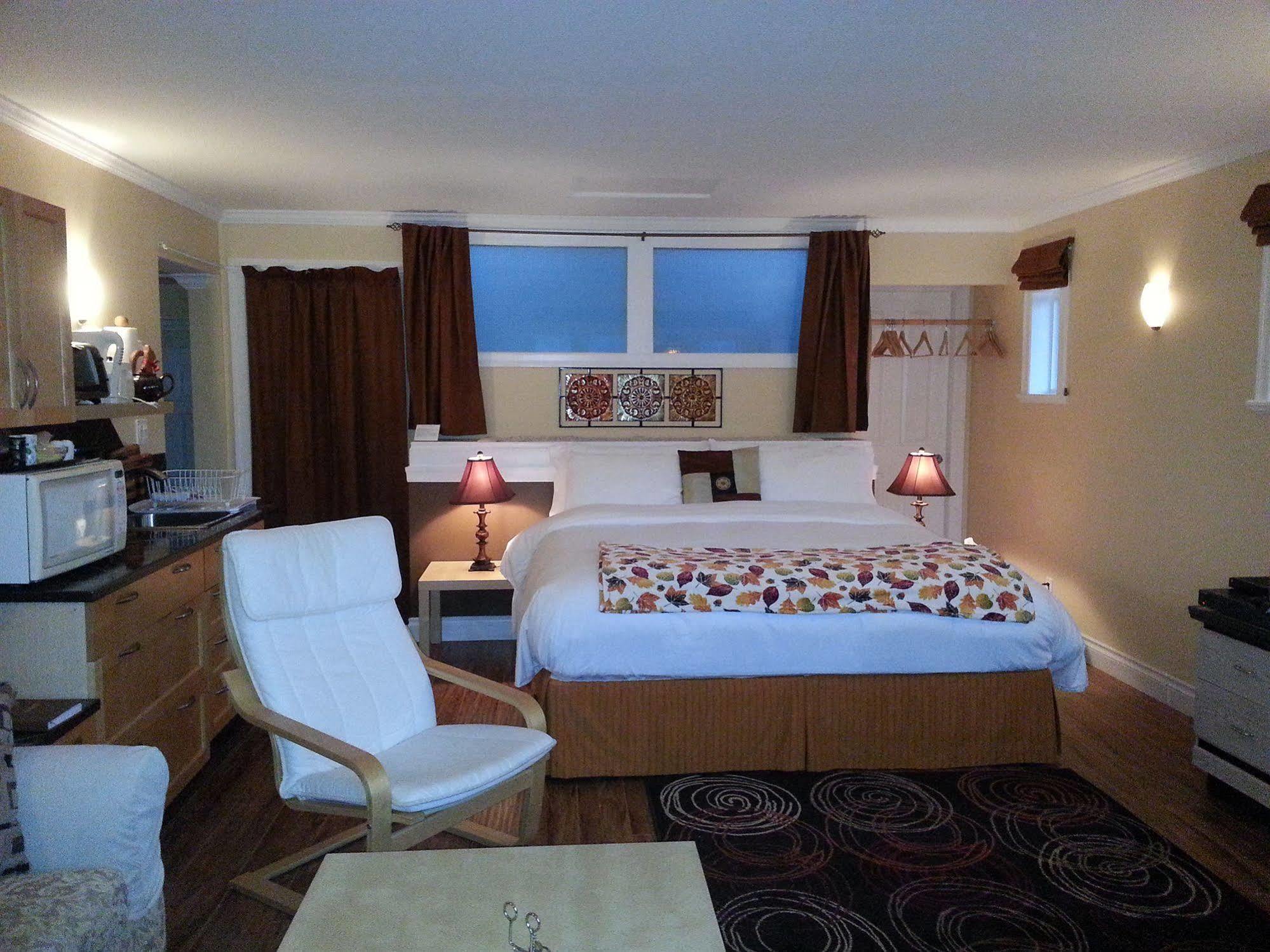 Hotel Above The Inlet Sechelt Exterior foto
