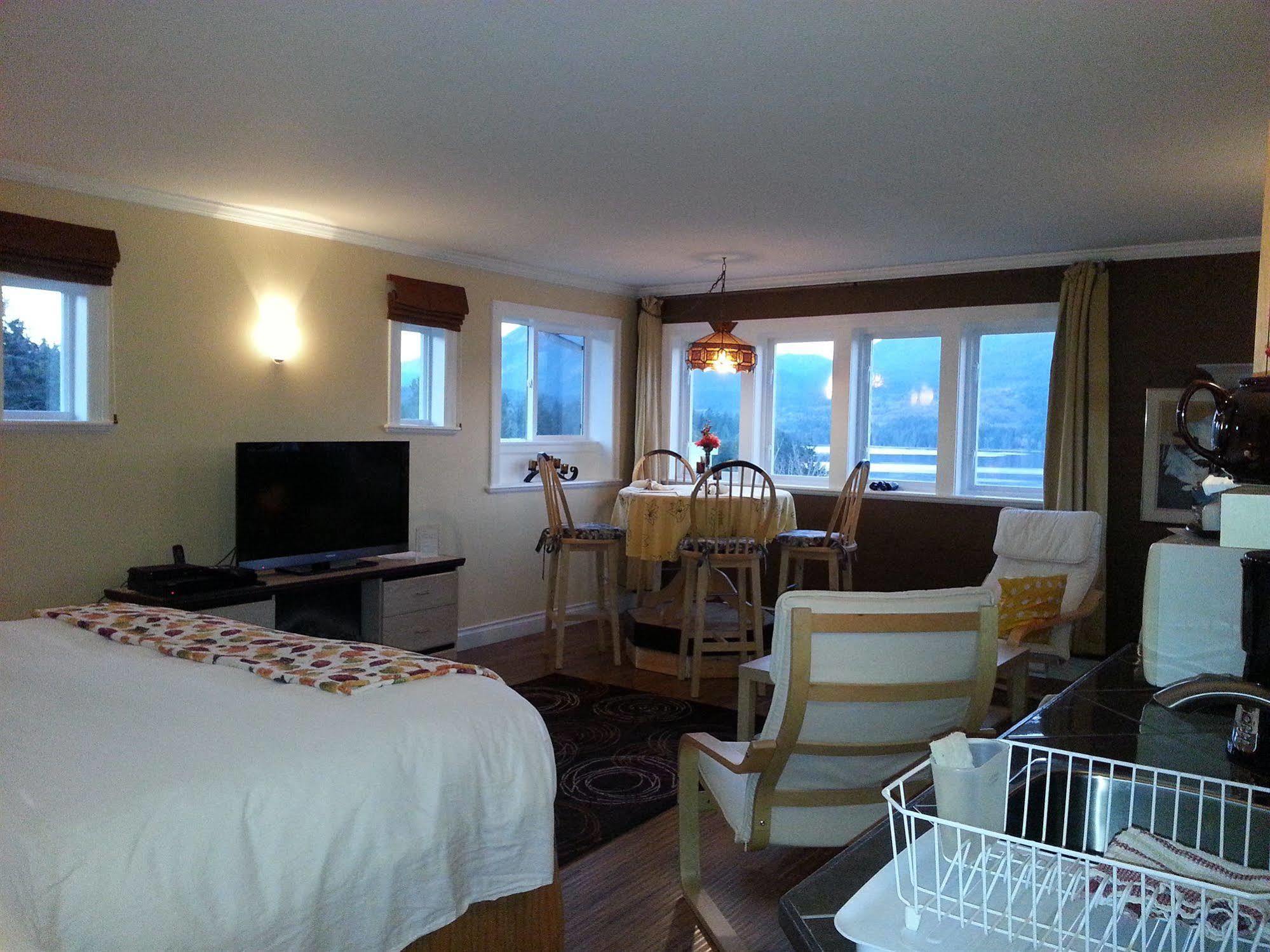 Hotel Above The Inlet Sechelt Exterior foto