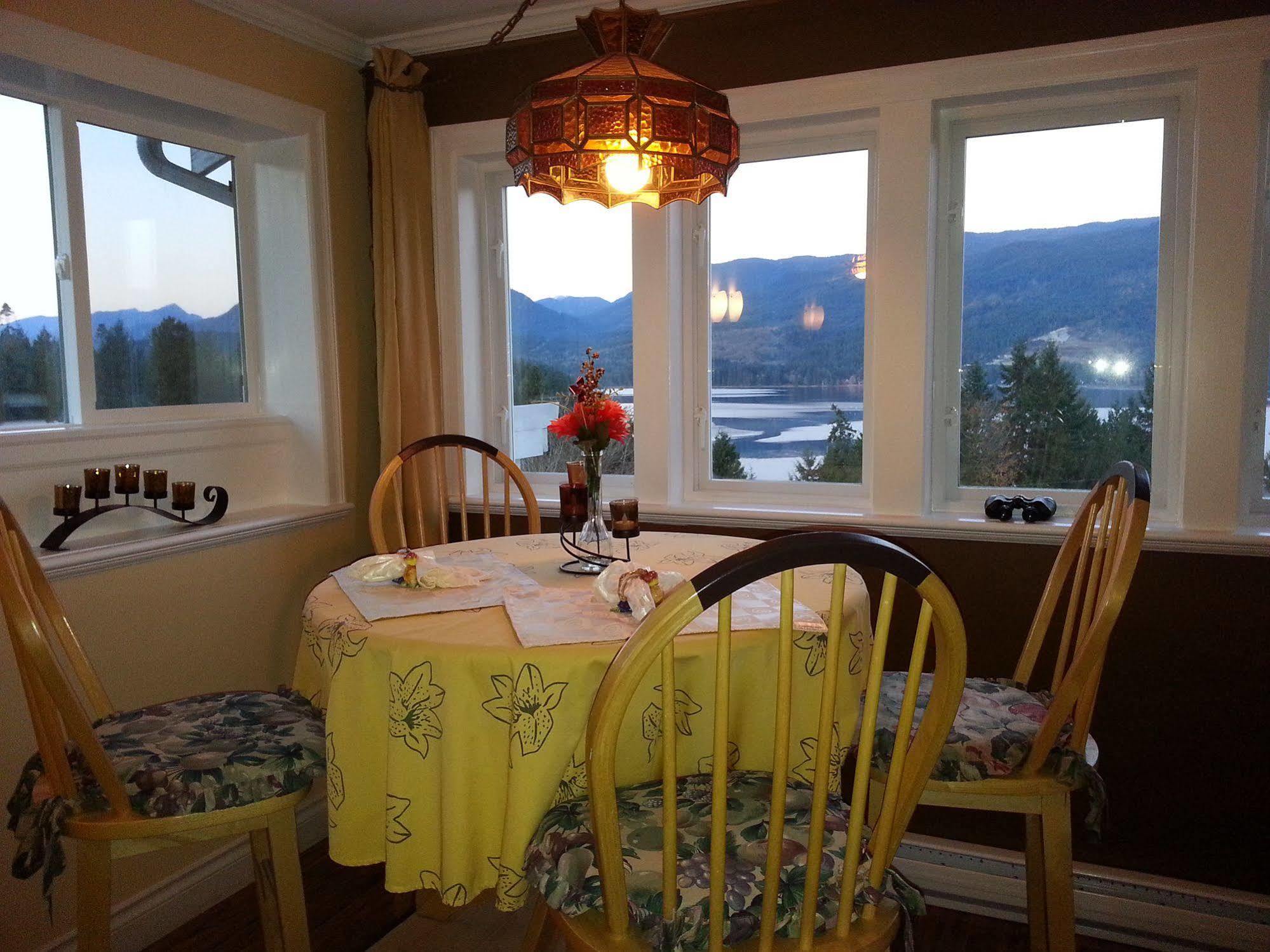 Hotel Above The Inlet Sechelt Exterior foto