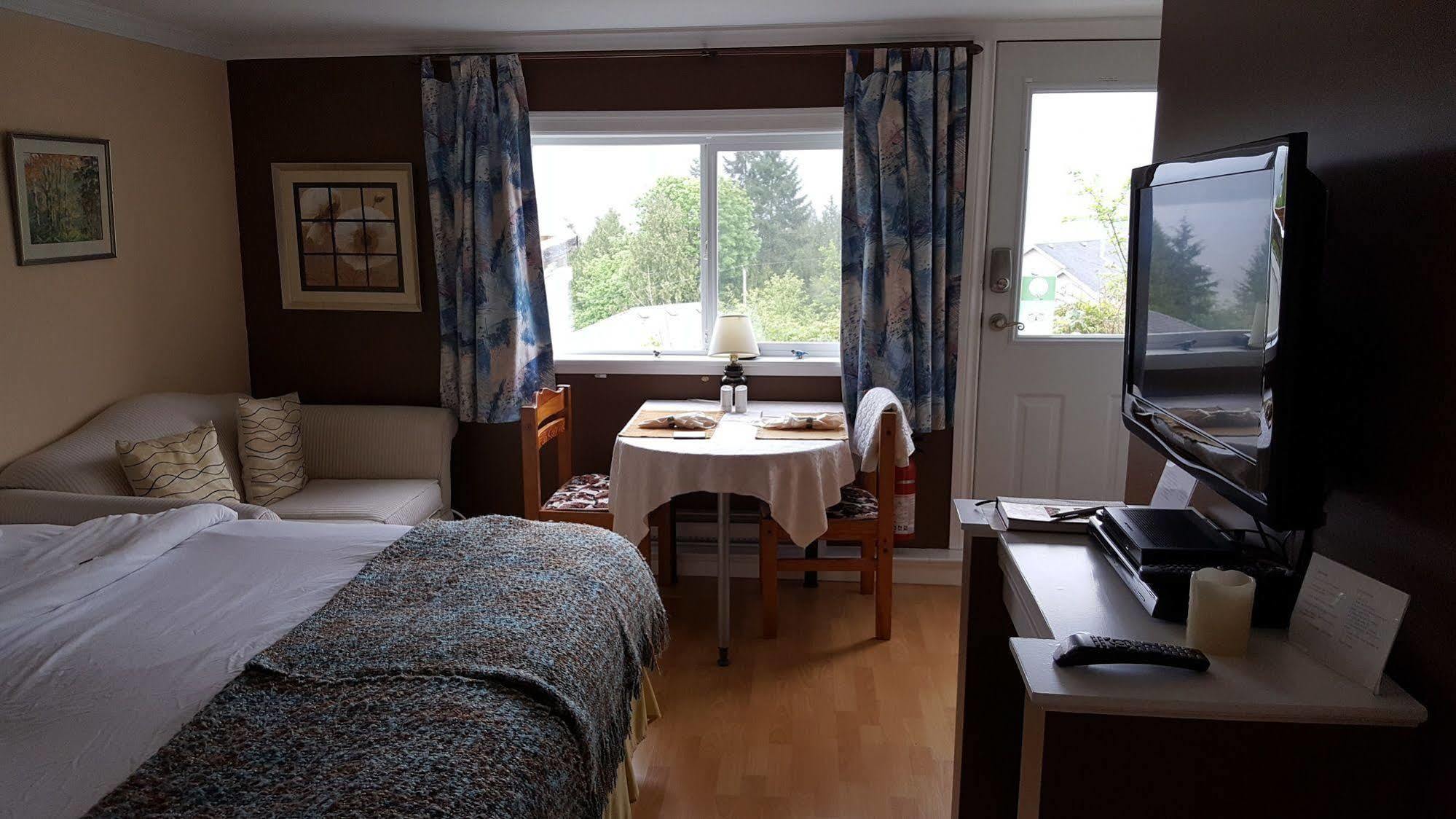 Hotel Above The Inlet Sechelt Exterior foto