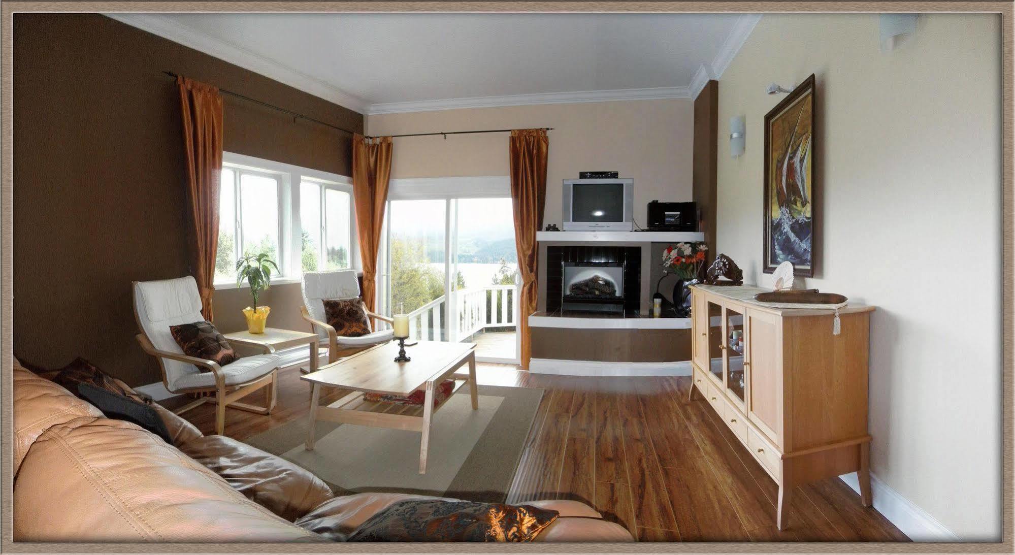 Hotel Above The Inlet Sechelt Exterior foto