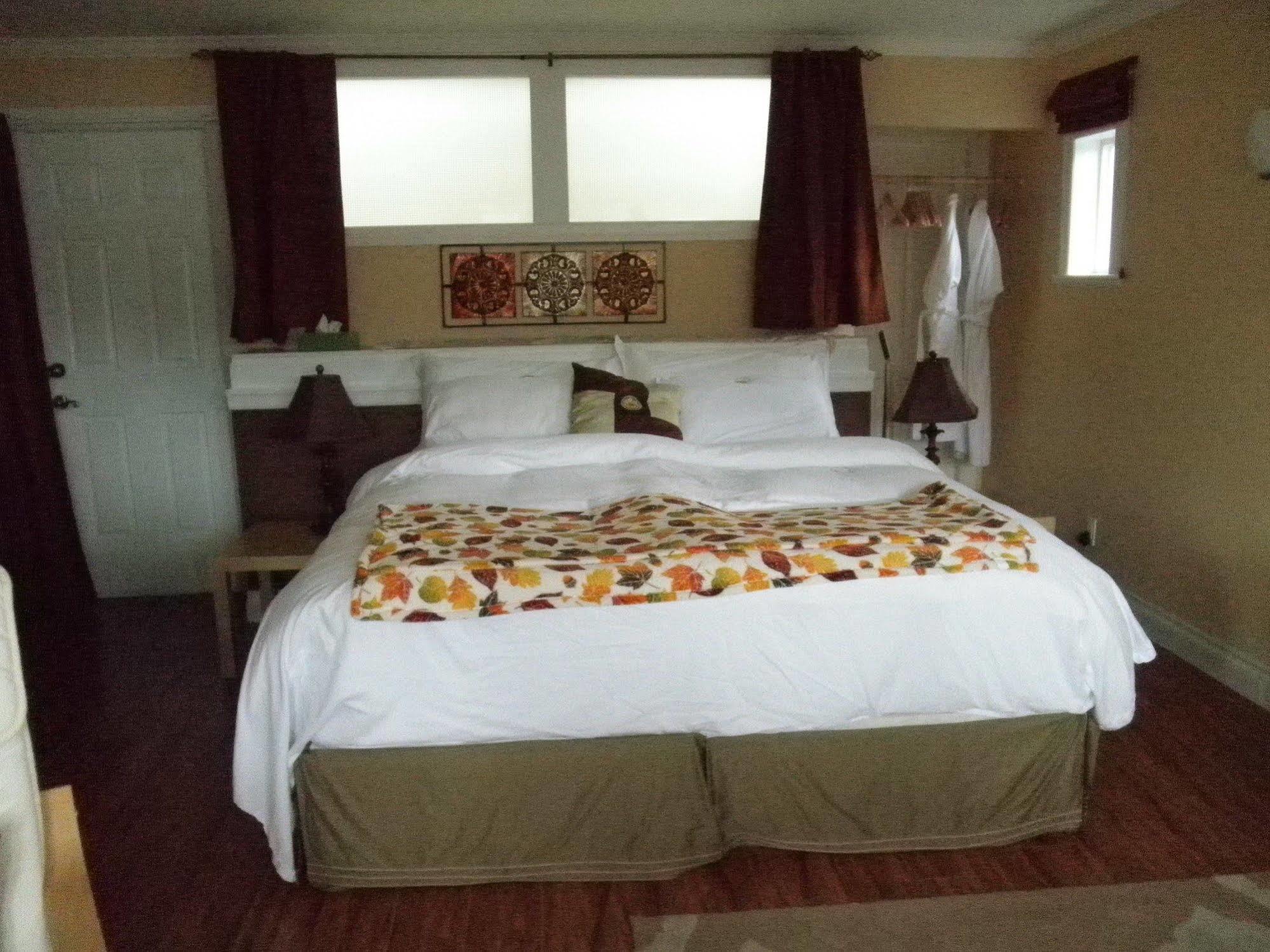 Hotel Above The Inlet Sechelt Exterior foto