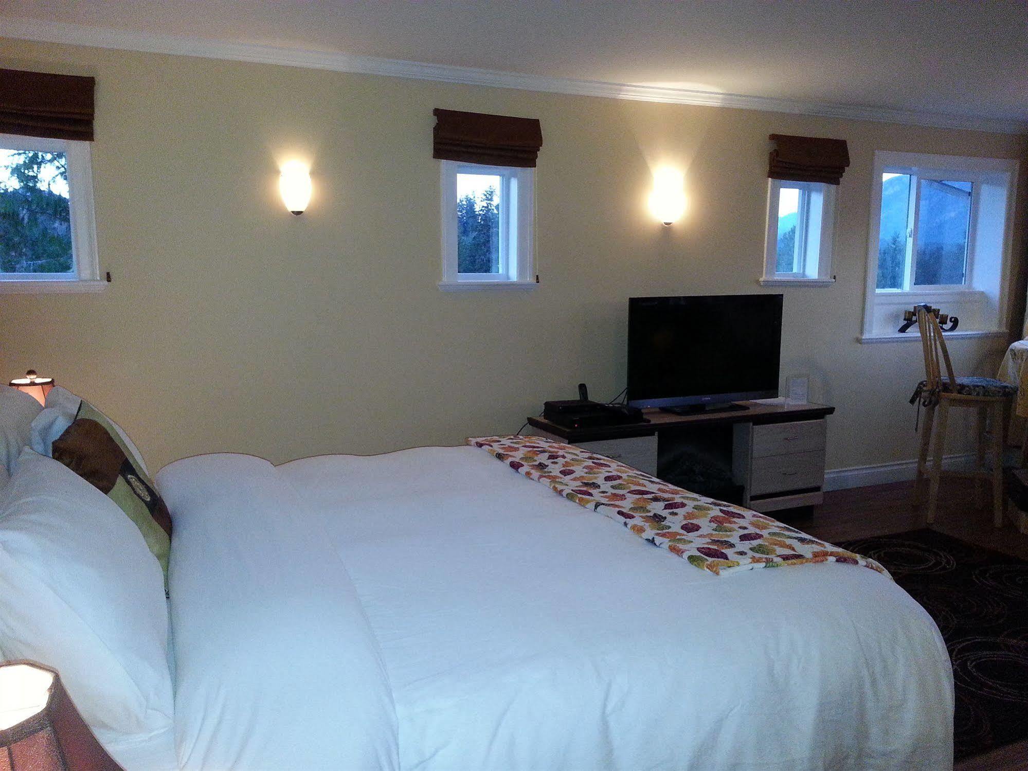 Hotel Above The Inlet Sechelt Exterior foto