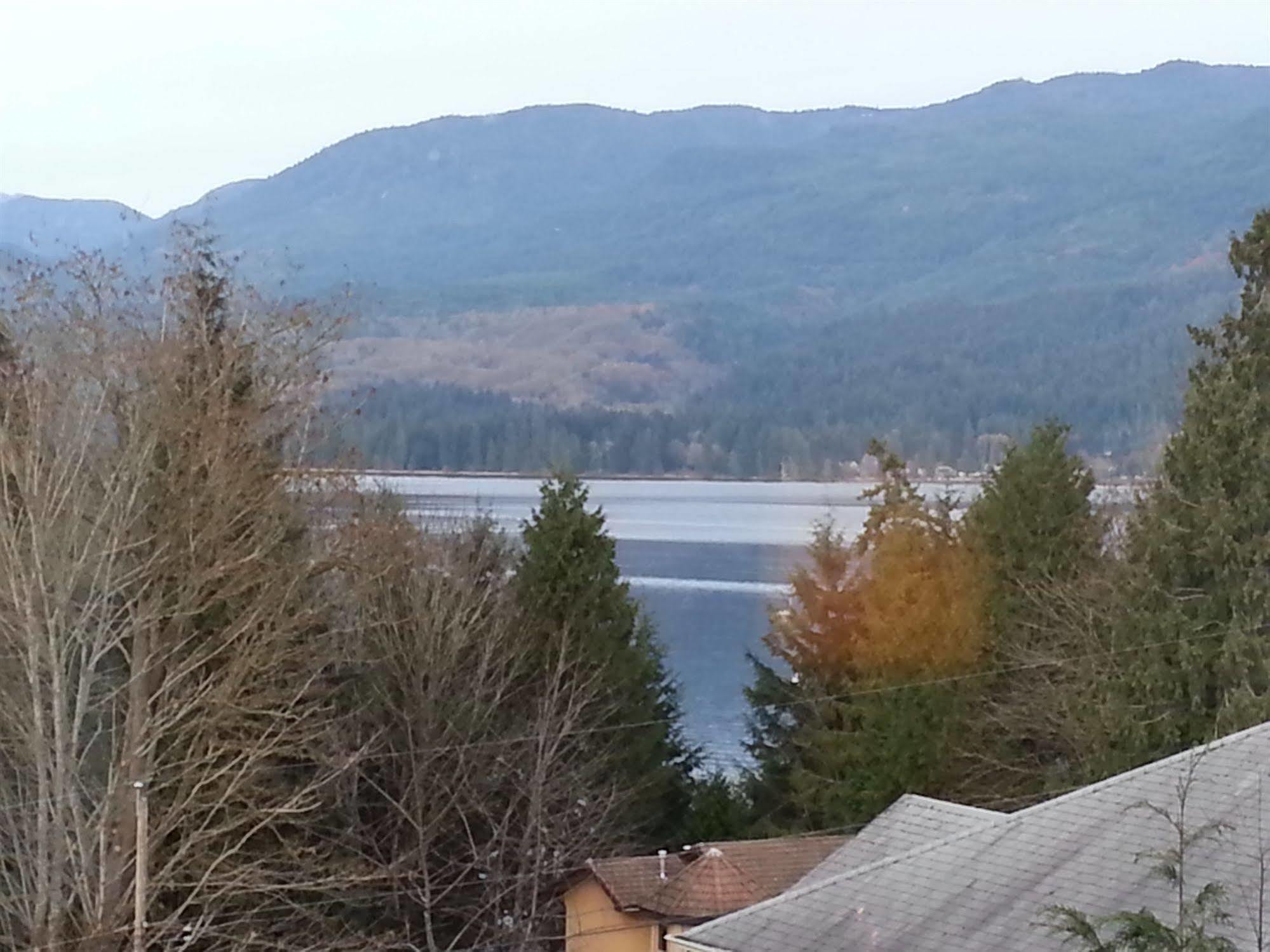 Hotel Above The Inlet Sechelt Exterior foto
