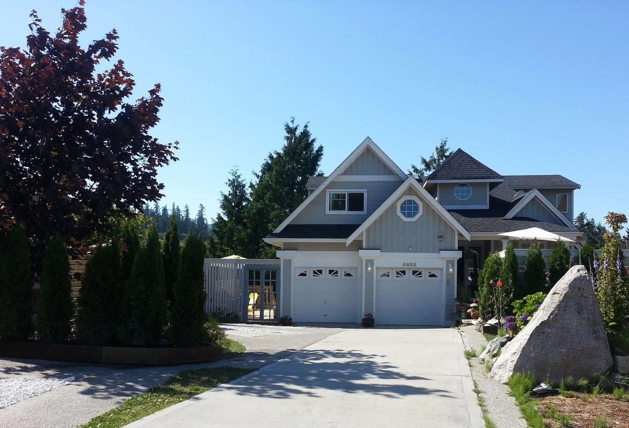 Hotel Above The Inlet Sechelt Exterior foto